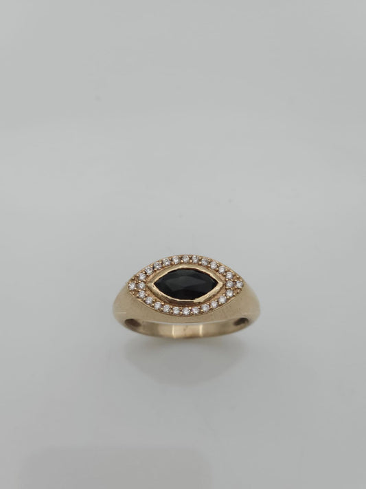 טבעת זהב 14 קראט עם עין משובצת יהלומים ויהלום שחור