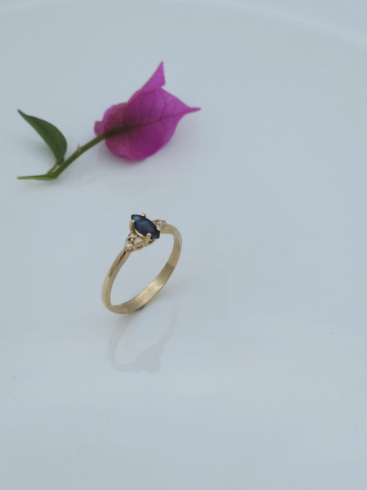 טבעת זהב 14 קראט משובצת אבן ספיר בליטוש מרקיזה והיהלום