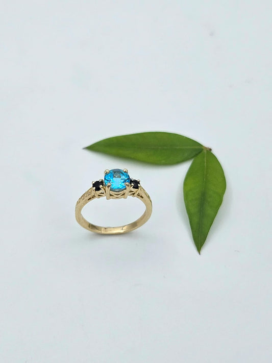 טבעת זהב 14 קראט עם אבן טופז כחולה וספירים שחורים