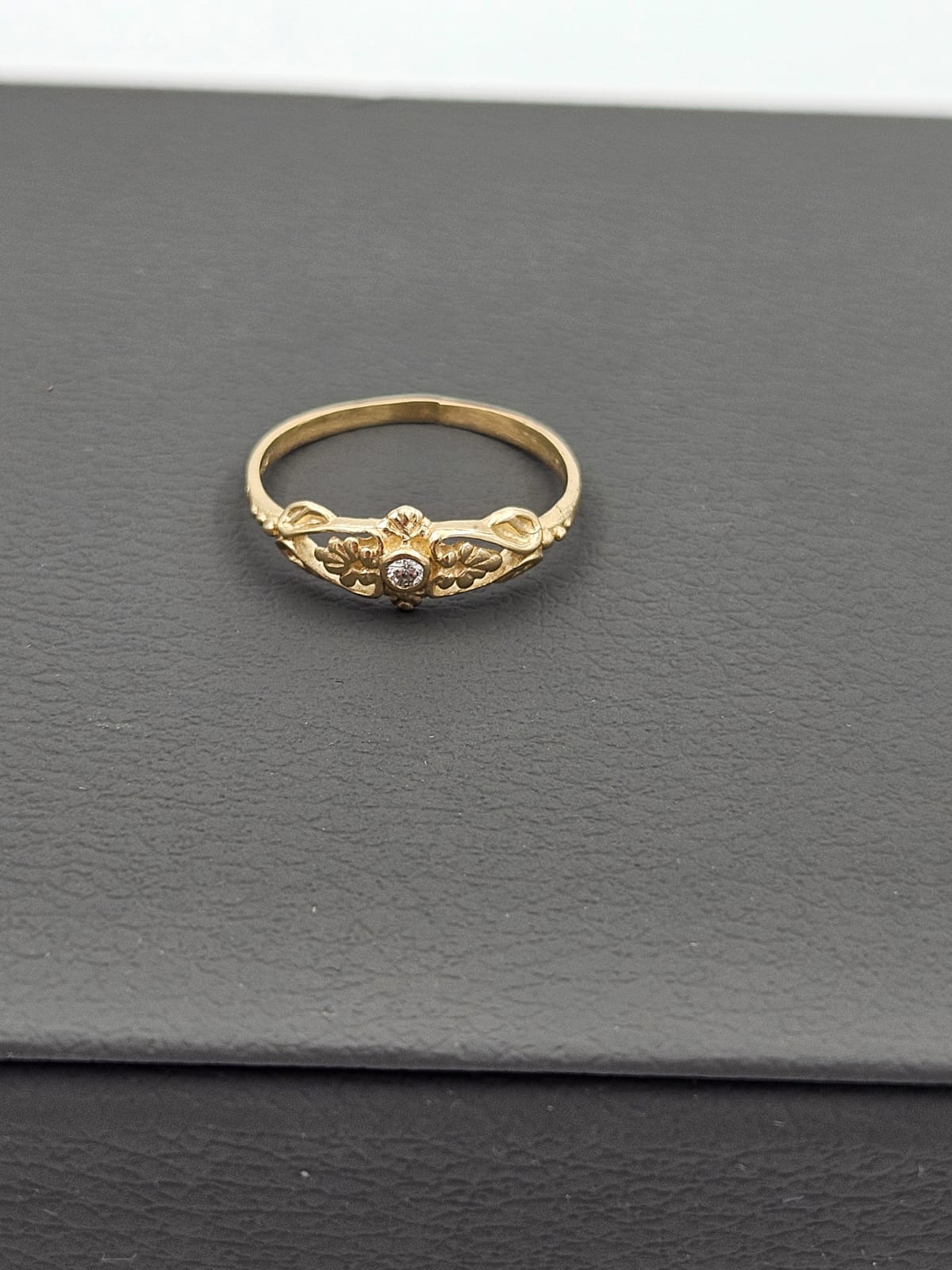 14K Gold Ring with Leaf Details and Diamond