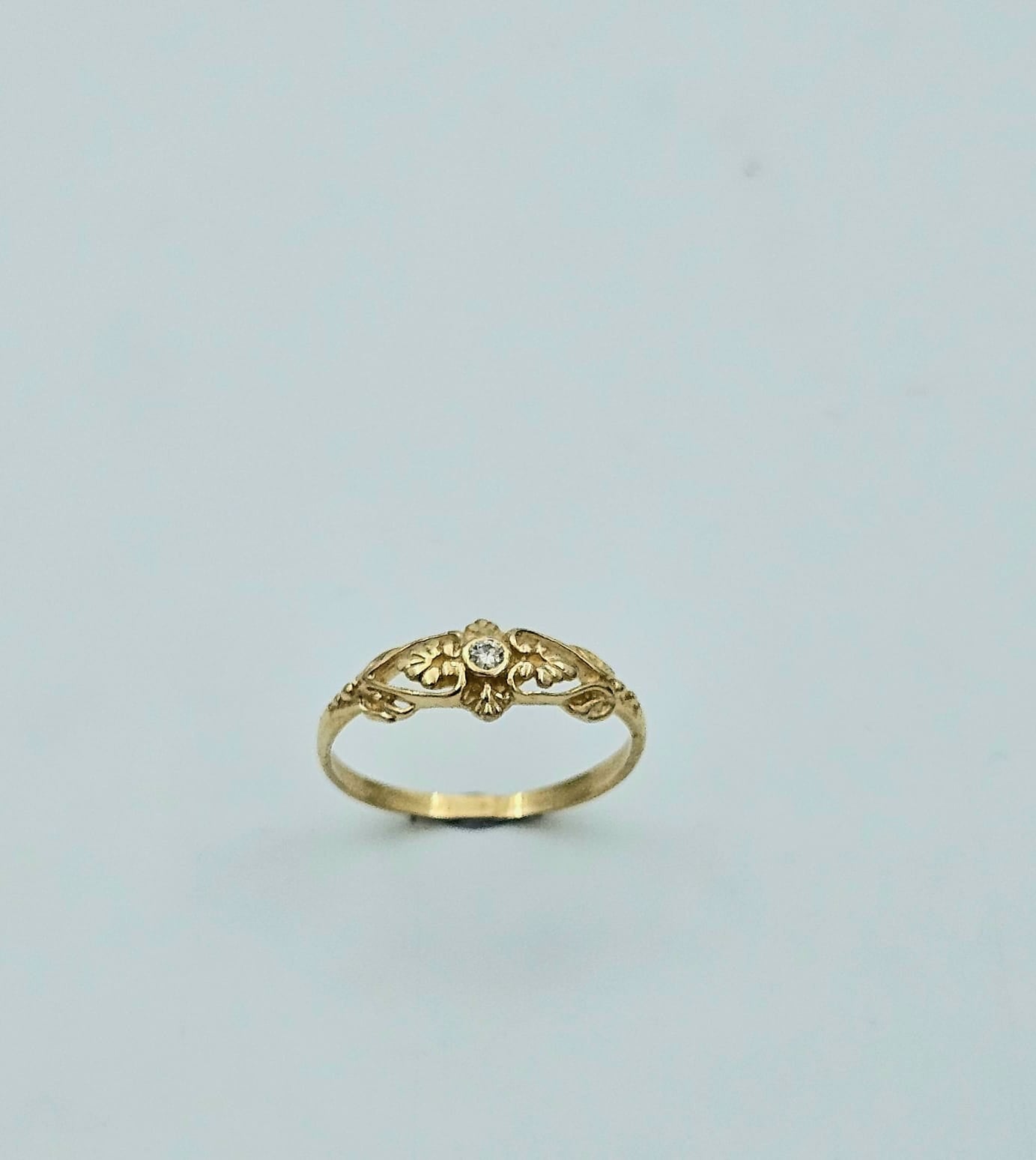 14K Gold Ring with Leaf Details and Diamond