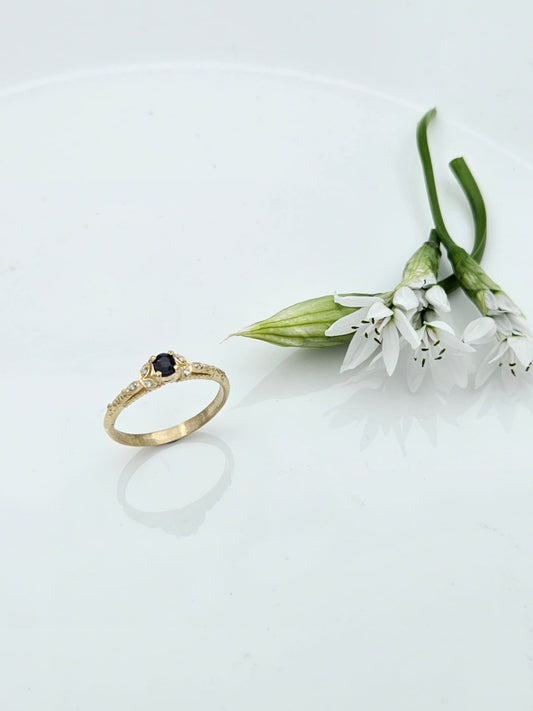 טבעת זהב 14 קראט בסגנון עתיק משובצת ספיר כחול ויהלומים בצדדים