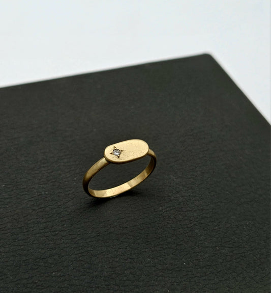 טבעת זהב 14 קראט במראה מט משובצת יהלום