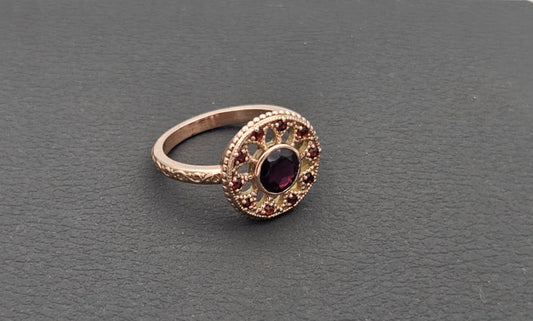 טבעת זהב אדום 14 קראט בסגנון עתיק משובצת אבני גרנט
