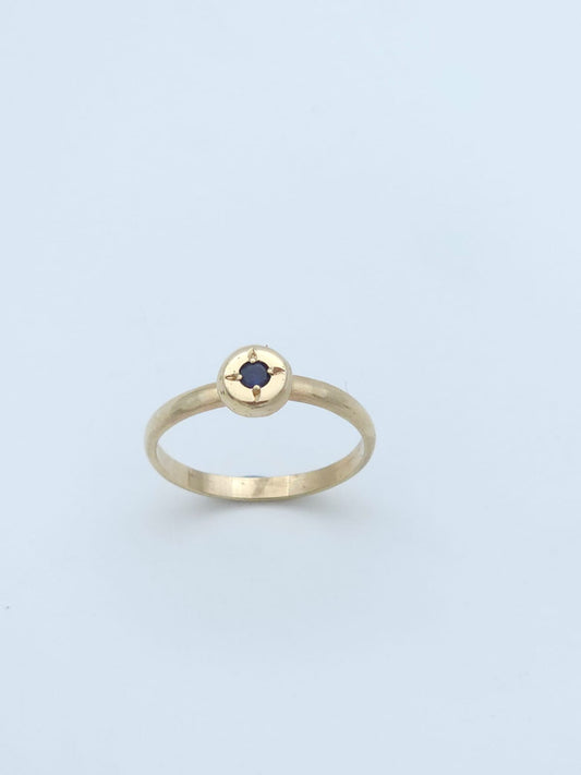 טבעת זהב 14 קראט עדינה עם יהלום ספיר בשיבוץ כוכב