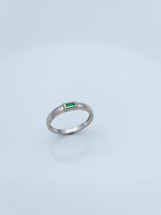 טבעת זהב לבן 14 קראט משובצת אבן אמרלד מעבדה