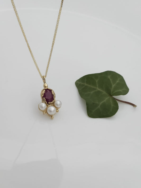 תליון ושרשרת זהב 14 קראט בסגנון עתיק מעוטר עלים משובץ רובי טבעי ופנינים לבנות