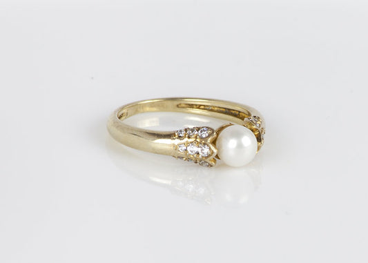 14K Gold Ring with Pearl and Diamond