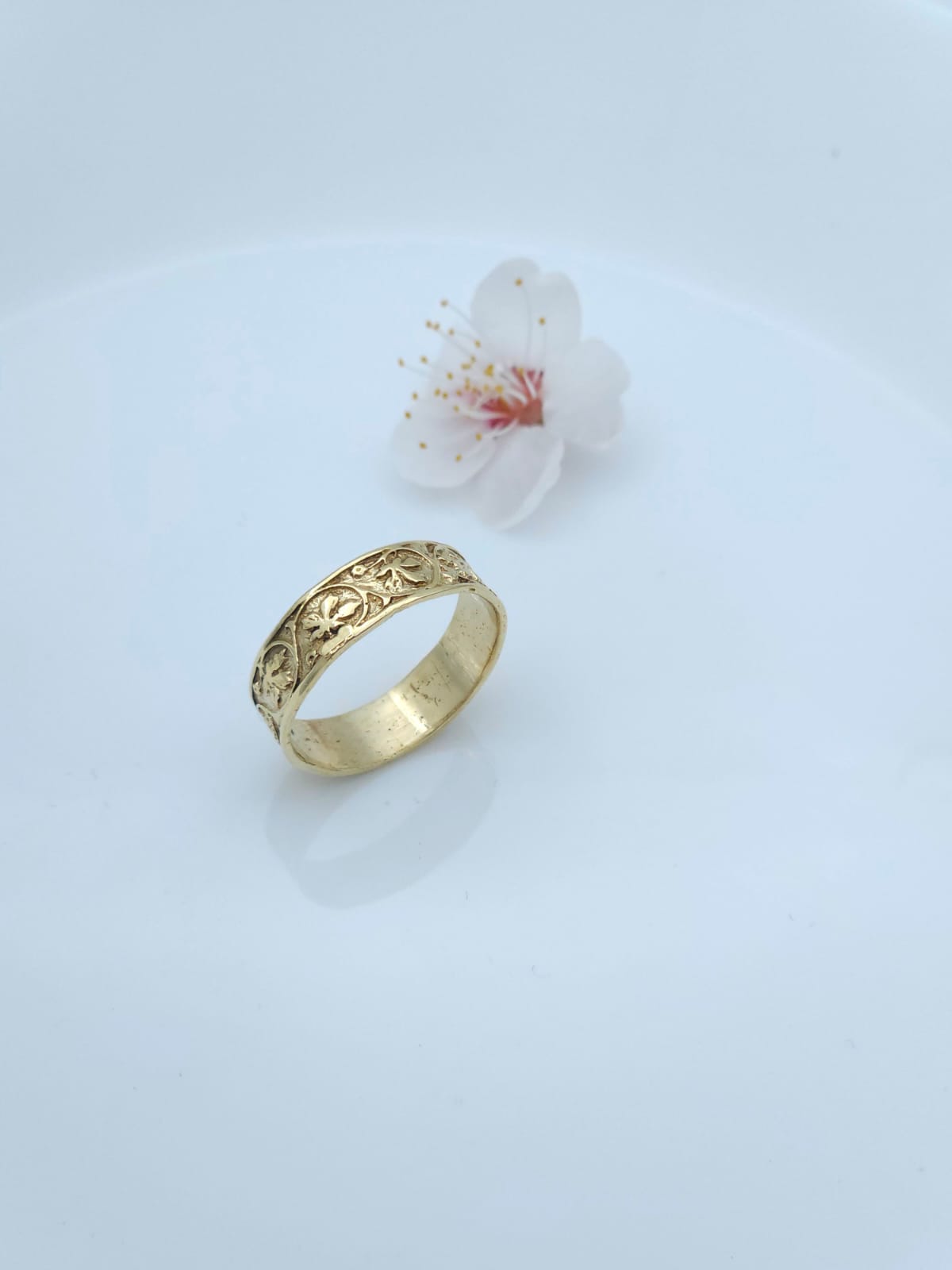 14K Gold Ring Decorated with Vine Leaves