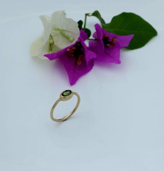 טבעת זהב 14 קראט משובצת טורמלין ירוק
