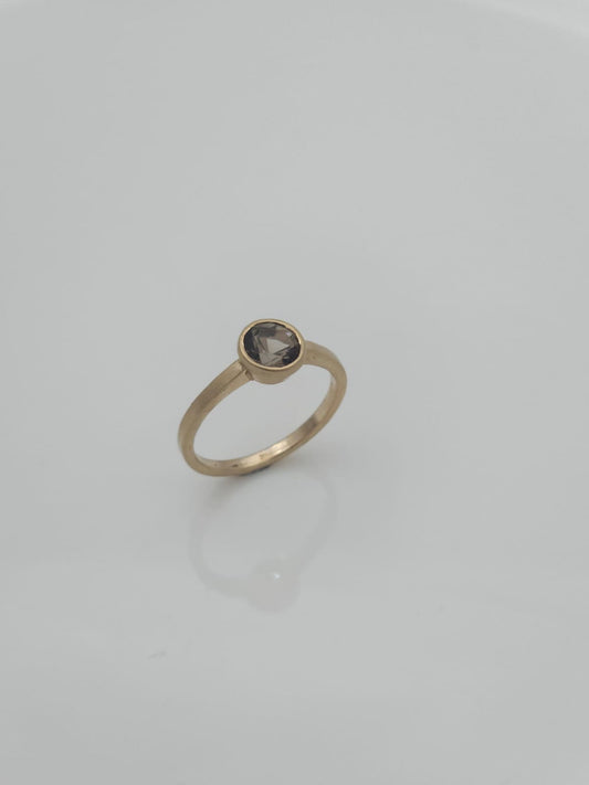 טבעת זהב 14 קראט משובצת אבן סמוקי טופז