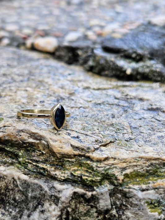 טבעת זהב 14 קראט אלגנטית משובצת אבן ספיר בליטוש מרקיזה