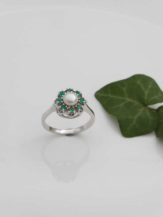 טבעת זהב 14 קראט בסגנון וינטג׳ משובצת פנינה טבעית ואבני אמרלד