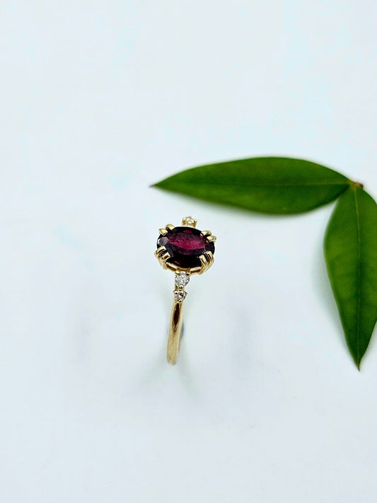 טבעת זהב 14 קראט עם גרנט ויהלומים