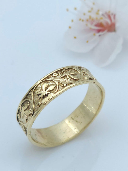 14K Gold Ring Decorated with Vine Leaves