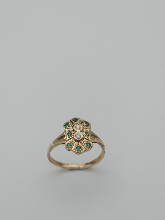 טבעת זהב 14 קראט בסגנון עתיק משובצת אבני אמרלד ושני יהלומים