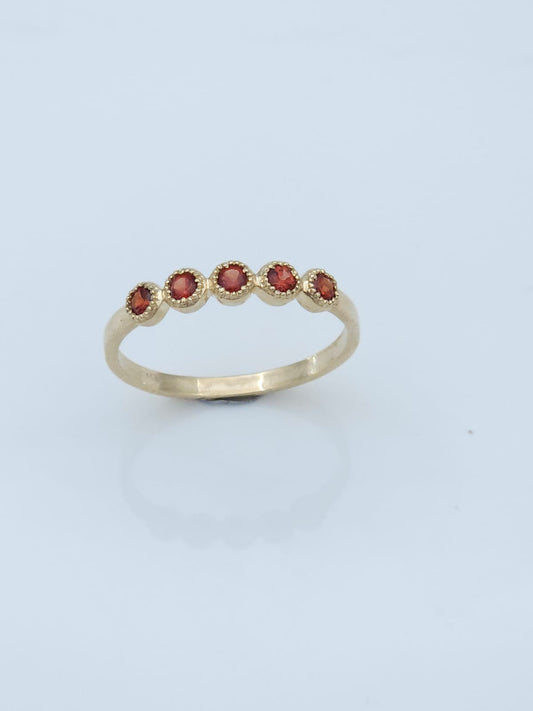 טבעת זהב 14 קראט קלאסית משובצת אבני גרנט