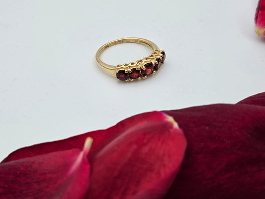 טבעת זהב 14 קראט מעוטרת משובצת אבני גרנט