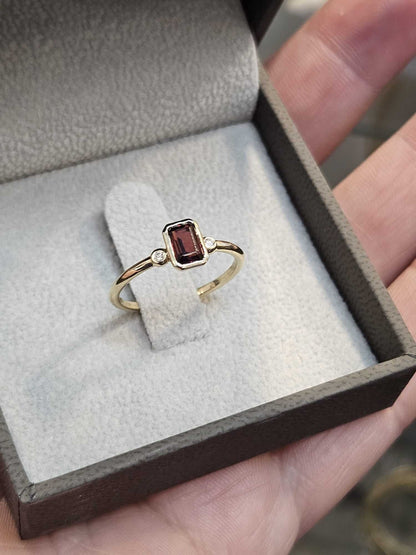 14K Gold Garnet & Diamond Ring