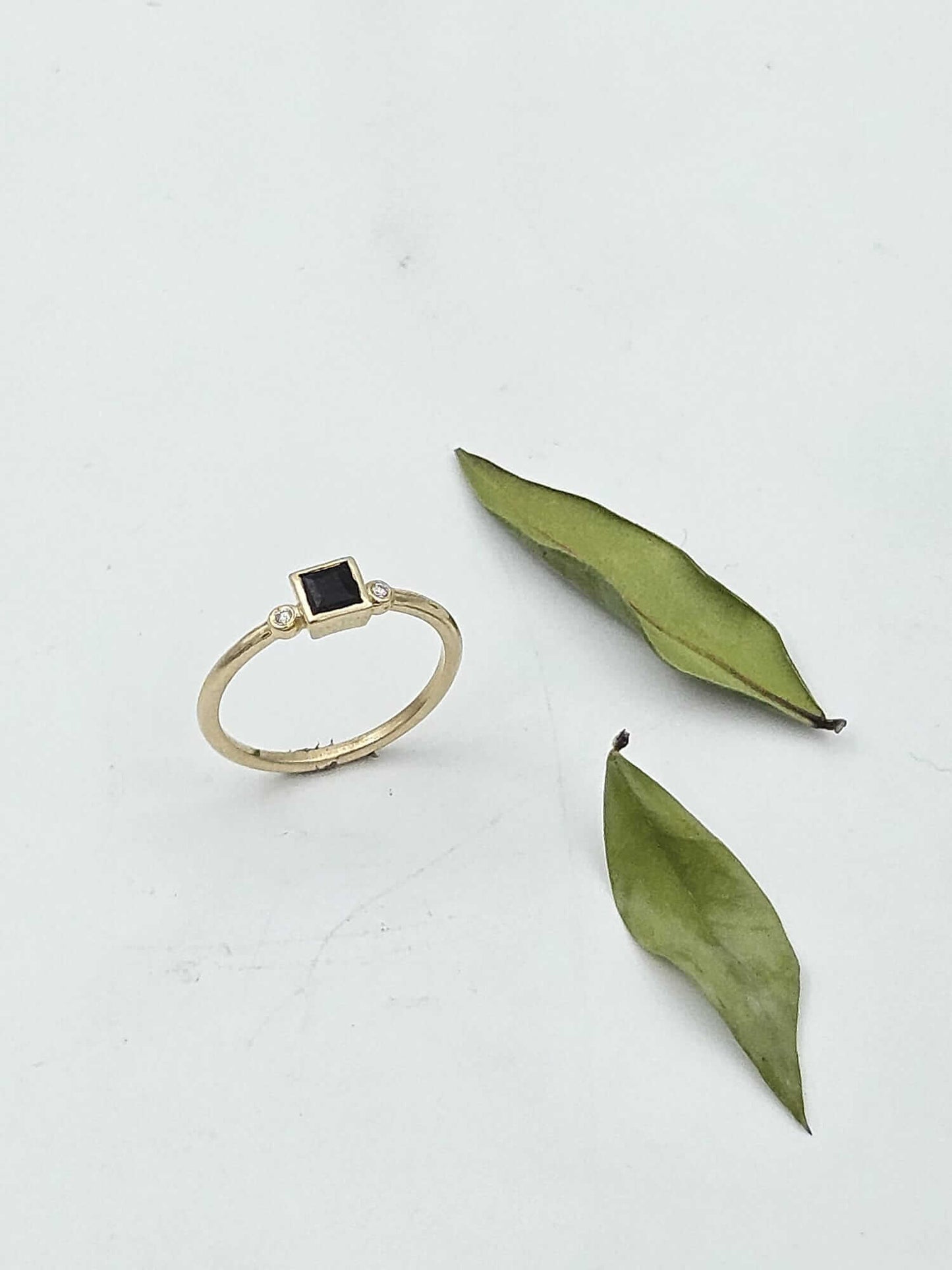 טבעת זהב 14 קראט עם יהלום שחור משובצת יהלומים בצדדים - רועי איבגי