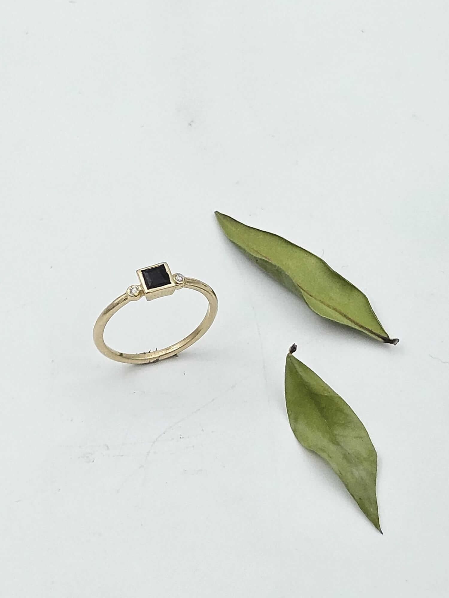 טבעת זהב 14 קראט עם יהלום שחור משובצת יהלומים בצדדים - רועי איבגי