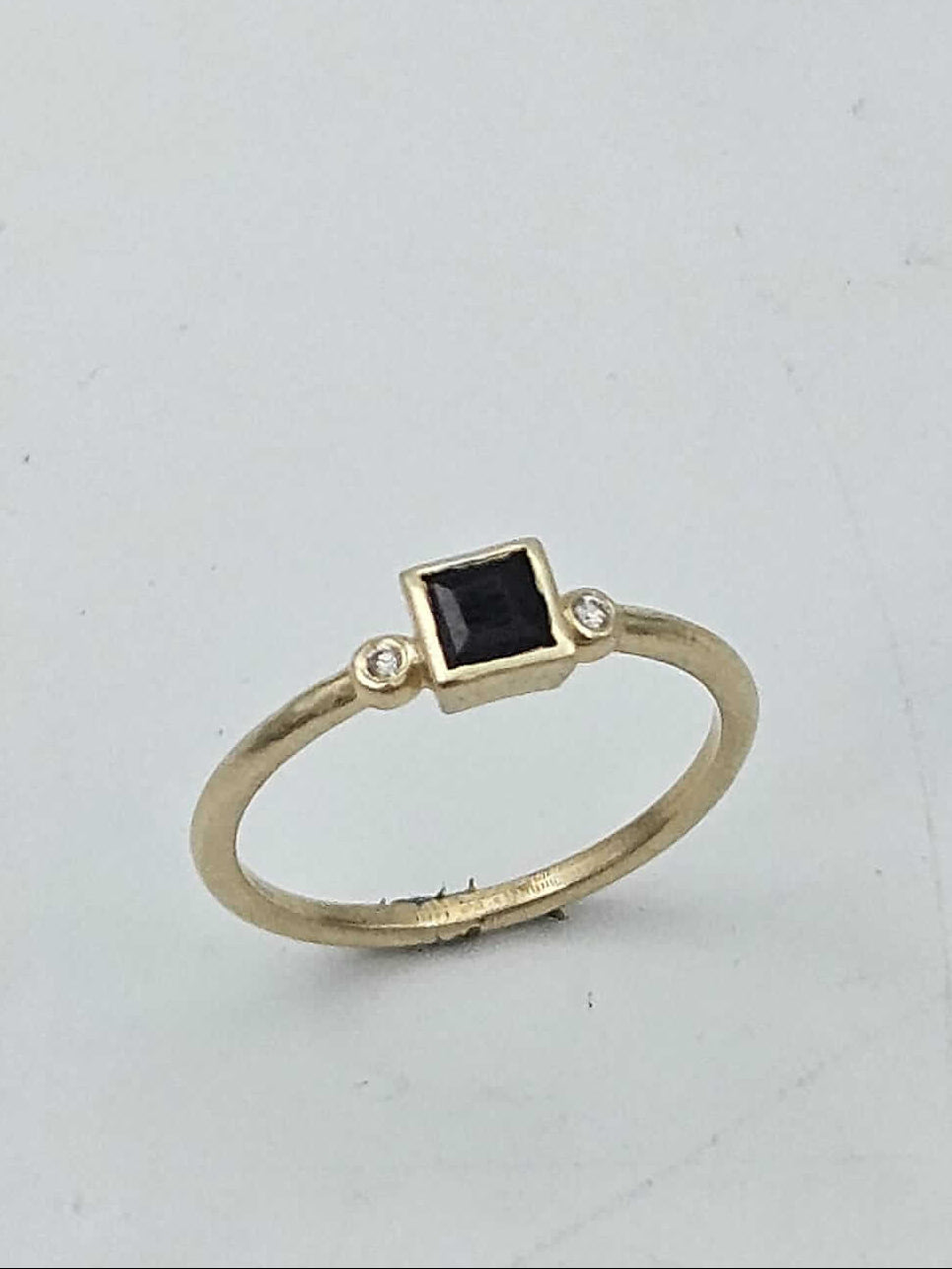 טבעת זהב 14 קראט עם יהלום שחור משובצת יהלומים בצדדים - רועי איבגי