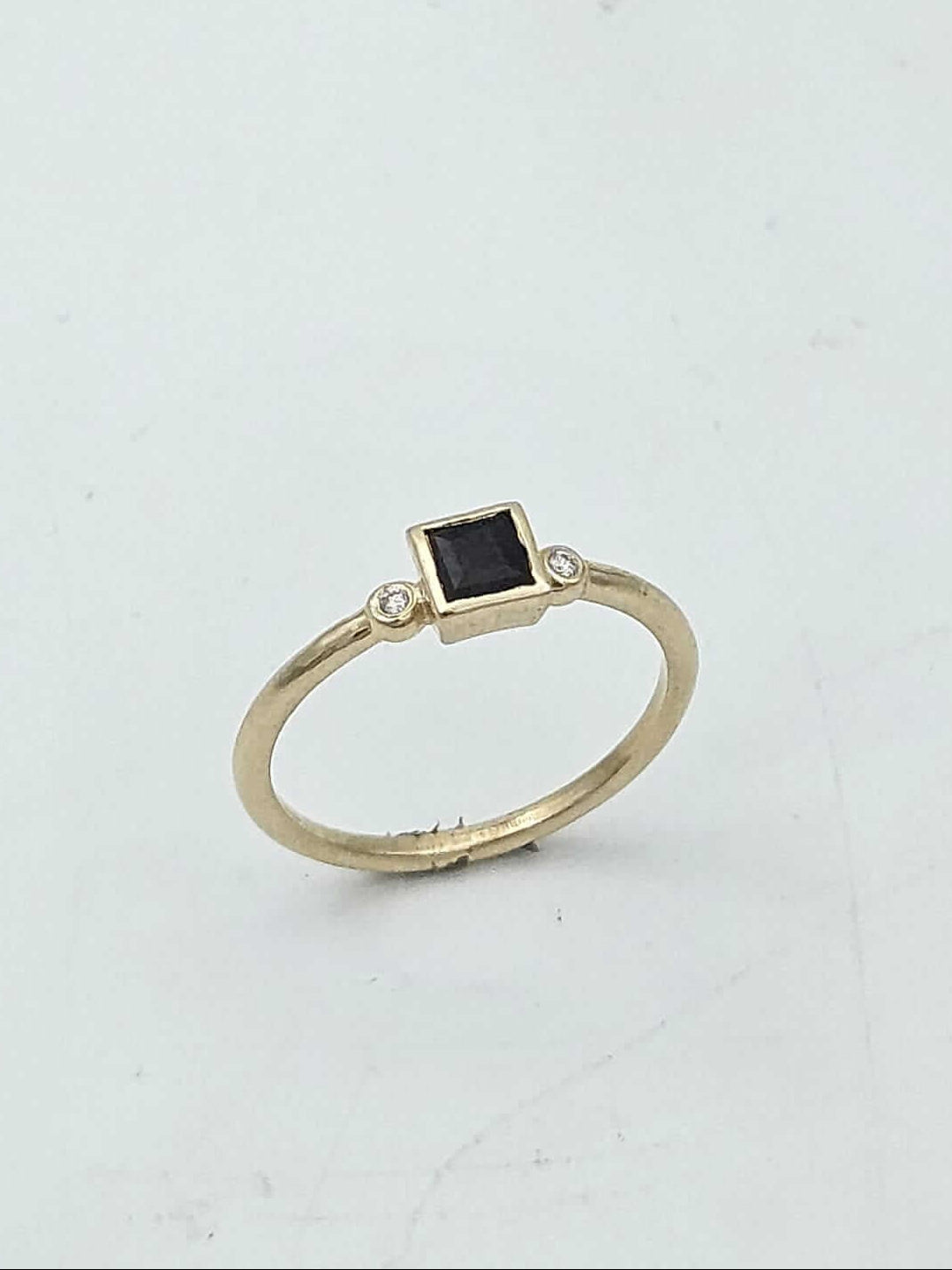 טבעת זהב 14 קראט עם יהלום שחור משובצת יהלומים בצדדים - רועי איבגי