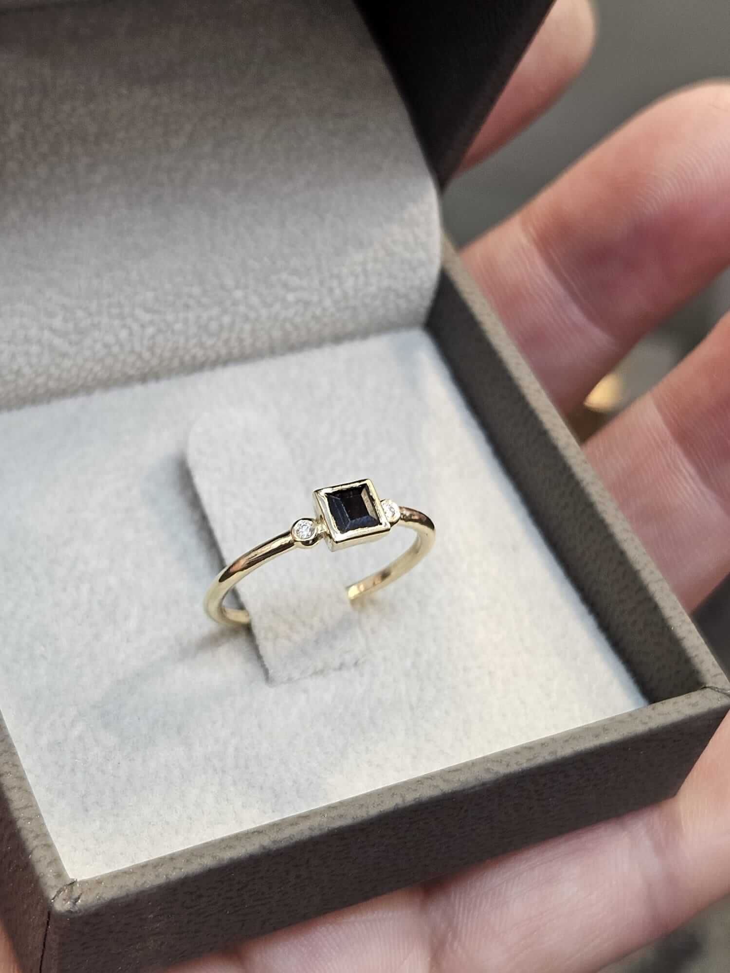 טבעת זהב 14 קראט עם יהלום שחור משובצת יהלומים בצדדים - רועי איבגי