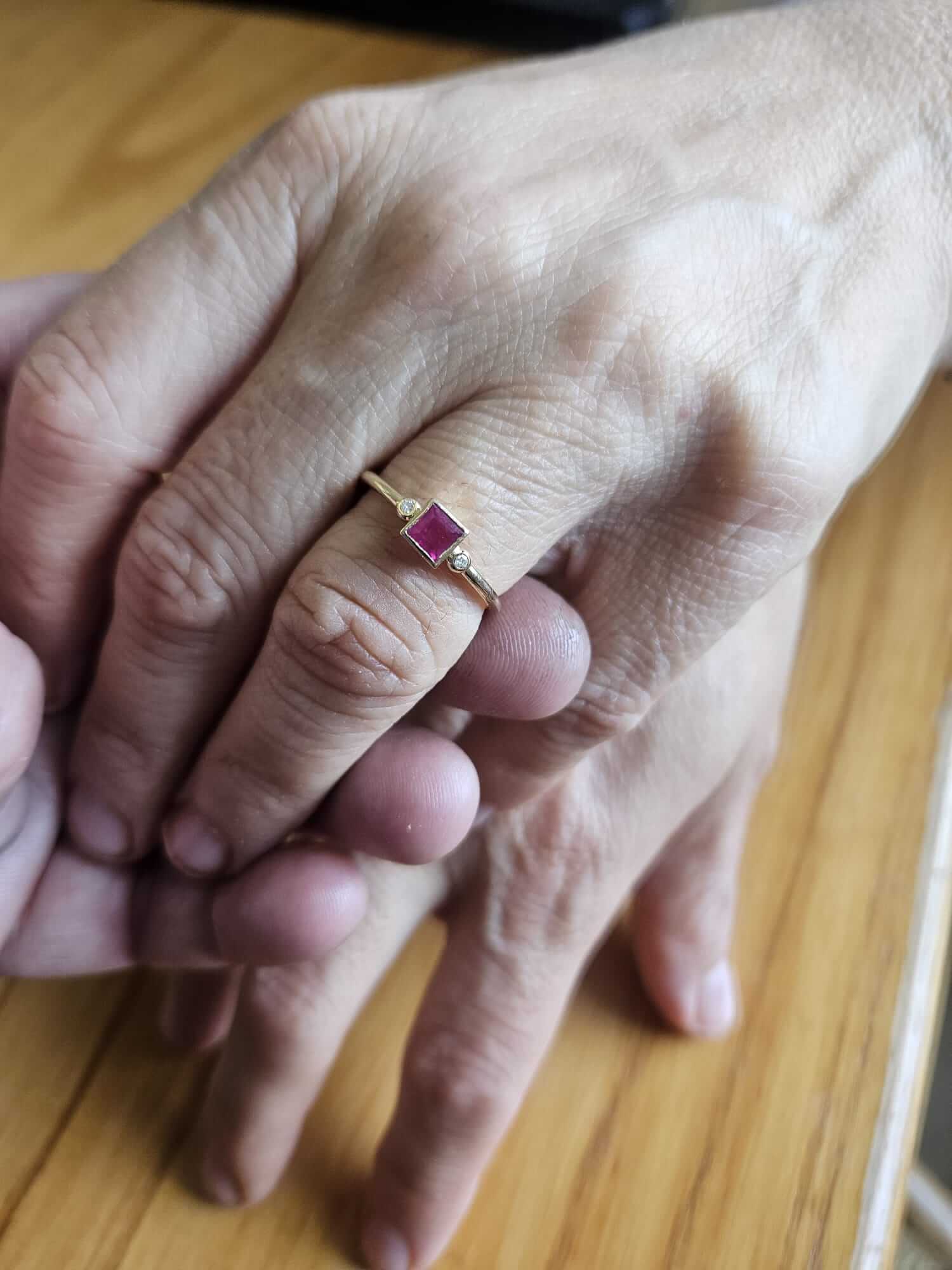 טבעת זהב 14 קראט עם רובי מרובעת ויהלומים - רועי איבגי