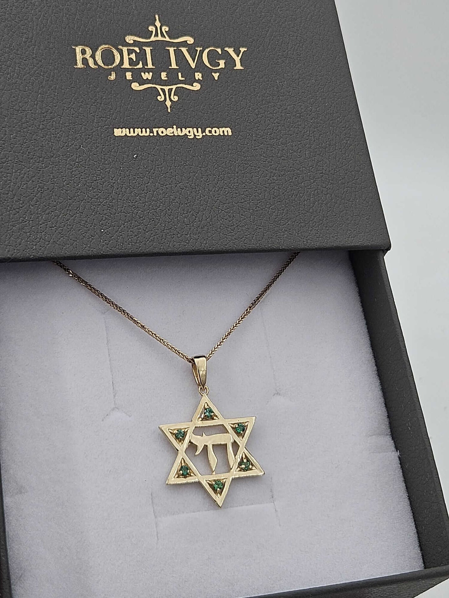 שרשרת מגן דוד וחי מזהב 14 קראט עם אבני אמרלד