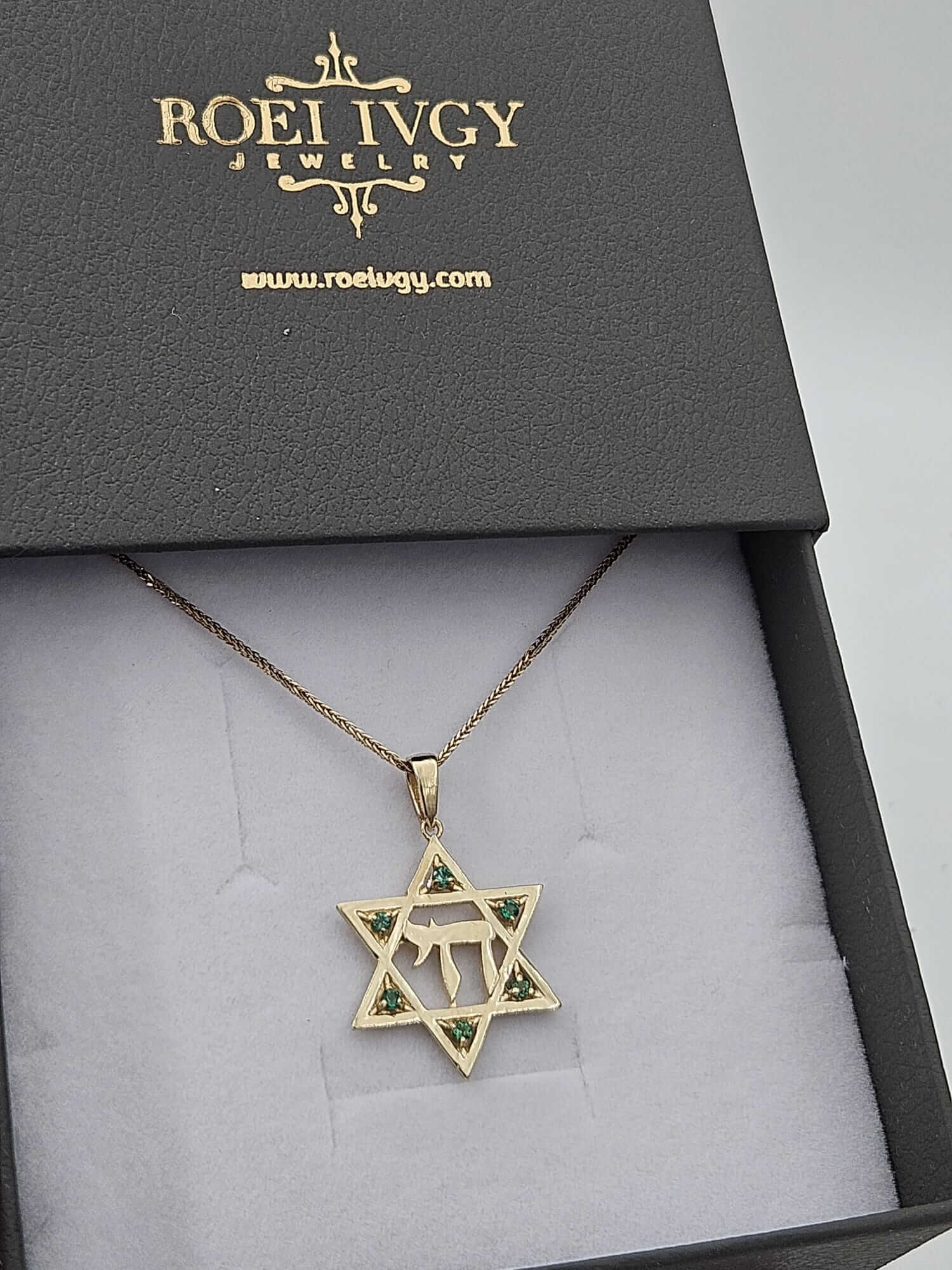 שרשרת מגן דוד וחי מזהב 14 קראט עם אבני אמרלד