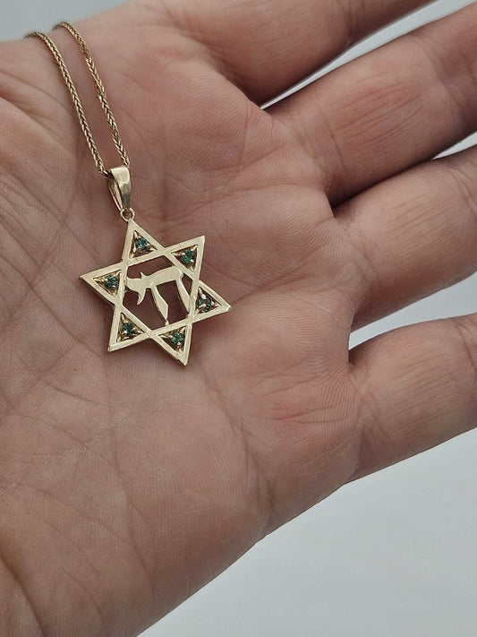 שרשרת מגן דוד וחי מזהב 14 קראט עם אבני אמרלד