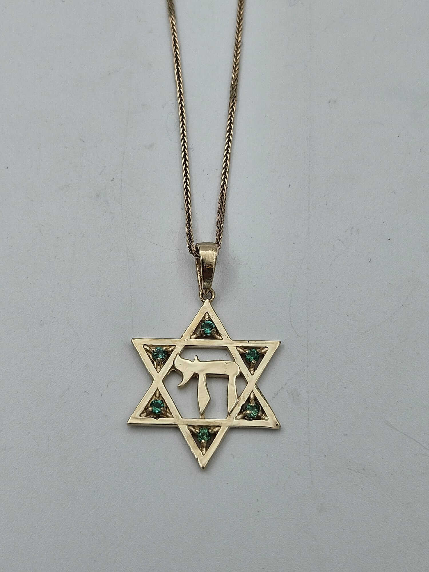 שרשרת מגן דוד וחי מזהב 14 קראט עם אבני אמרלד