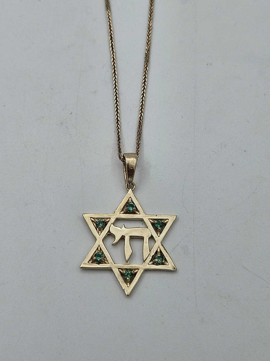 שרשרת מגן דוד וחי מזהב 14 קראט עם אבני אמרלד