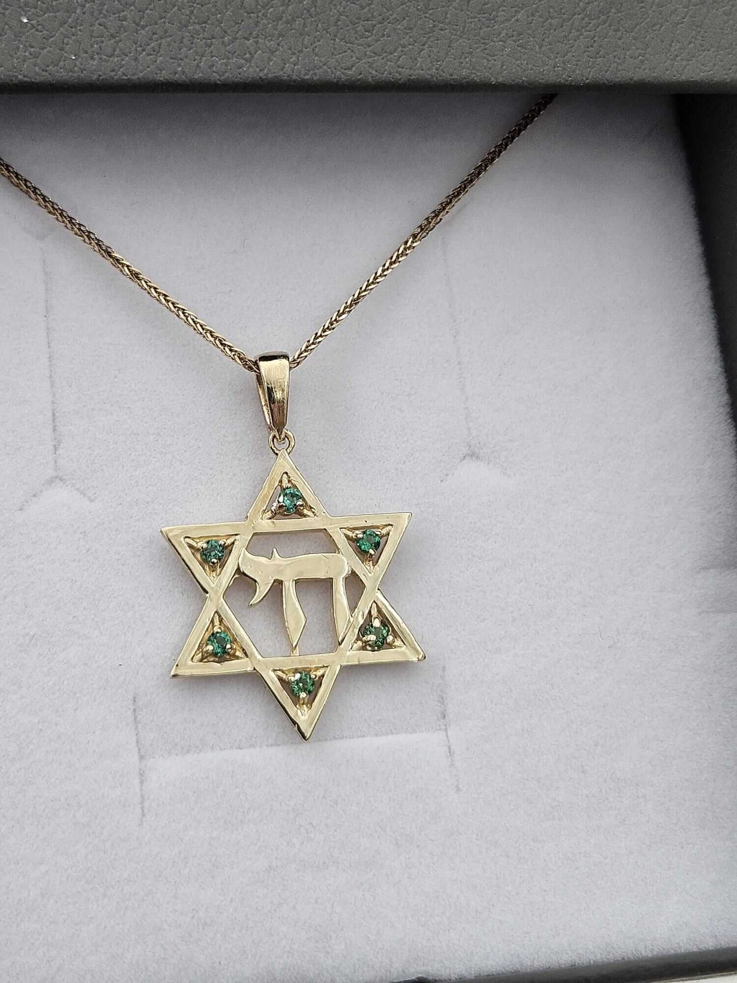 שרשרת מגן דוד וחי מזהב 14 קראט עם אבני אמרלד