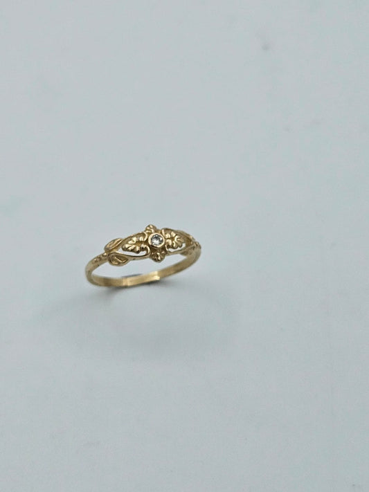 14K Gold Ring with Leaf Details and Diamond